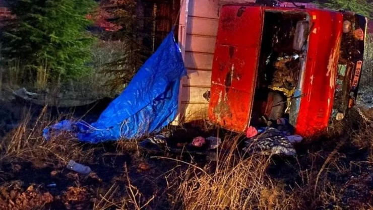 Şarampole yuvarlanan kamyonun sürücüsü hayatını kaybetti