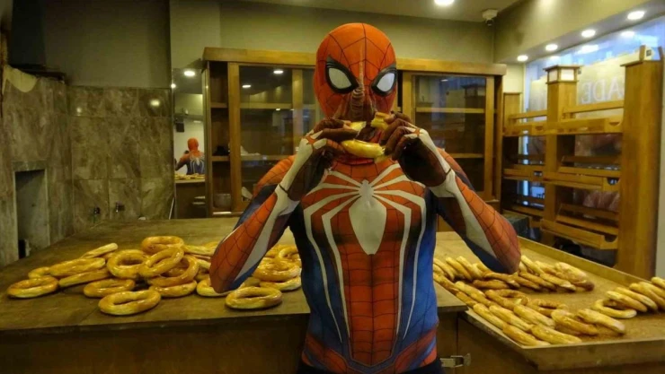 Şehir şehir gezen 'örümcek adam' Kastamonu'nun yöresel lezzetlerine hayran kaldı