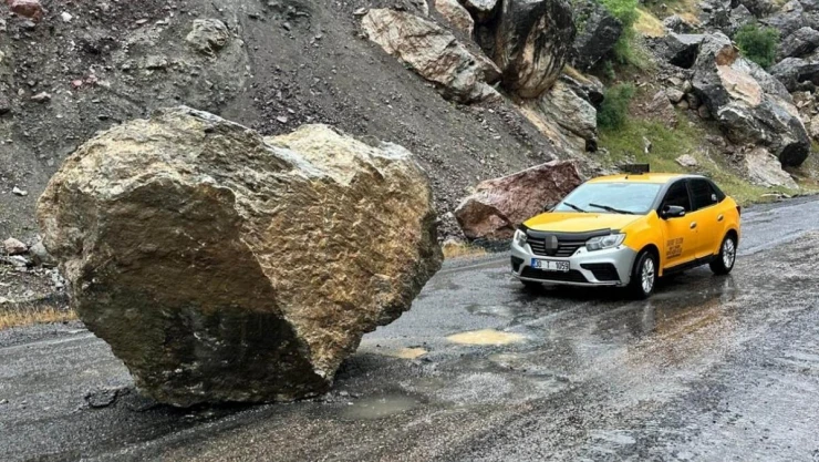Şemdinli-Derecik yoluna kaya düştü, taksi şoförü son anda kurtuldu