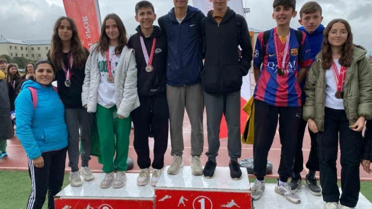Seydikemerli liseli öğrenciler müsabakalardan madalya ile döndü