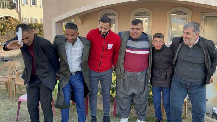 Silopi'de özel gereksinimli bireyler halay çekip pasta kesti