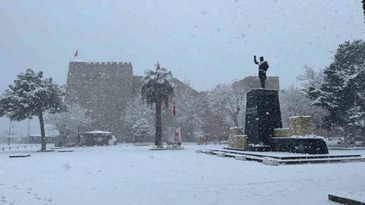 Sinop'ta şehir merkezi beyaza büründü