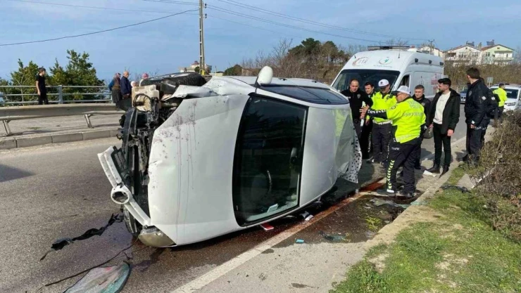Sinop'ta virajı alamayan otomobil takla attı: 1 yaralı