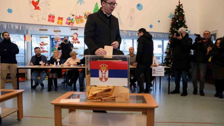 Sırbistan'da halk erken genel seçim için sandık başında