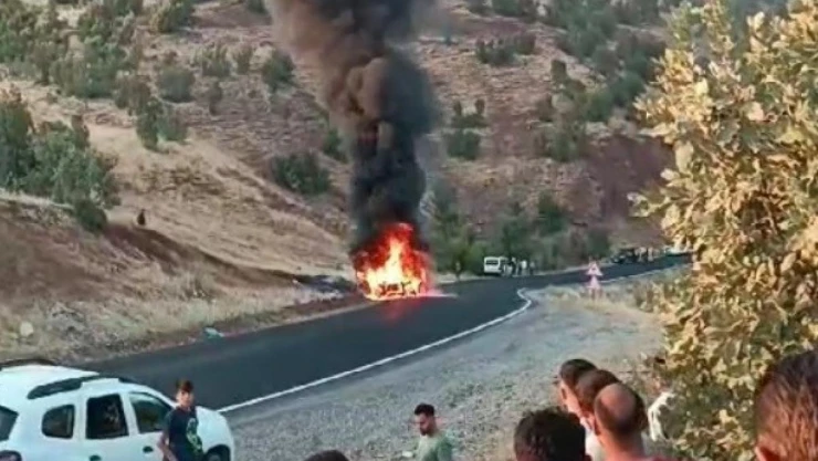 Şırnak'ta lüks otomobil alevler içinde kaldı