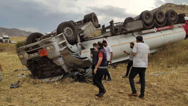 Şırnak'ta petrol yüklü tanker devrildi: 2 yaralı