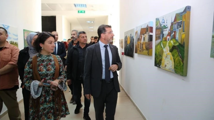 Şırnak Üniversitesi öğrencileri 'Cumhuriyetimizin 100. Yılı' konulu resim sergisi açtı