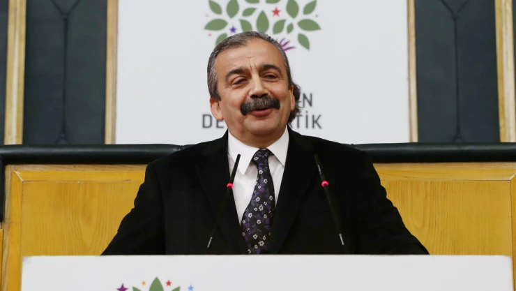 Sırrı Süreyya Önder, kalp rahatsızlığı nedeniyle hastaneye kaldırıldı