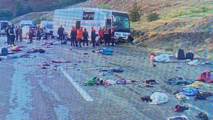 Sivas'ta yolcu otobüsü devrildi: 3 ölü, 24 yaralı