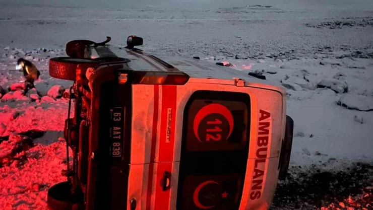Siverek'te yoğun kar nedeniyle kontrolden çıkan ambulans şarampole devrildi