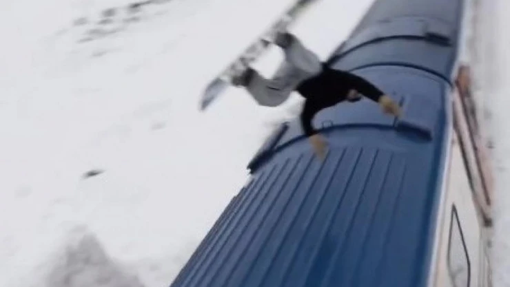 Snowboardla Doğu Ekspresi'nin üzerinden atladı