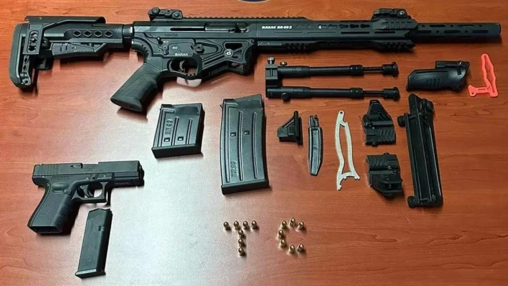 Sosyal medyadan silah satan şahıslar polisten kaçamadı