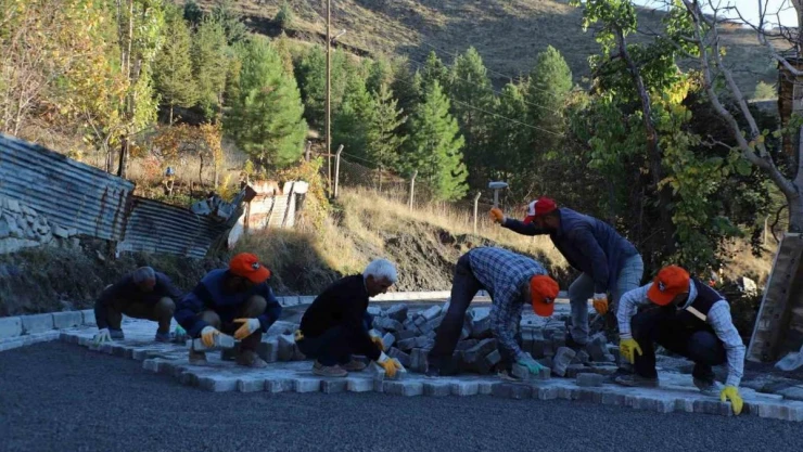 Sümbül Mahallesi'nde kilit taşı çalışmaları start aldı