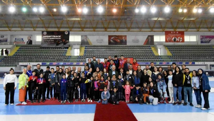 Sürat pateninden şampiyonlar madalyalarını aldı