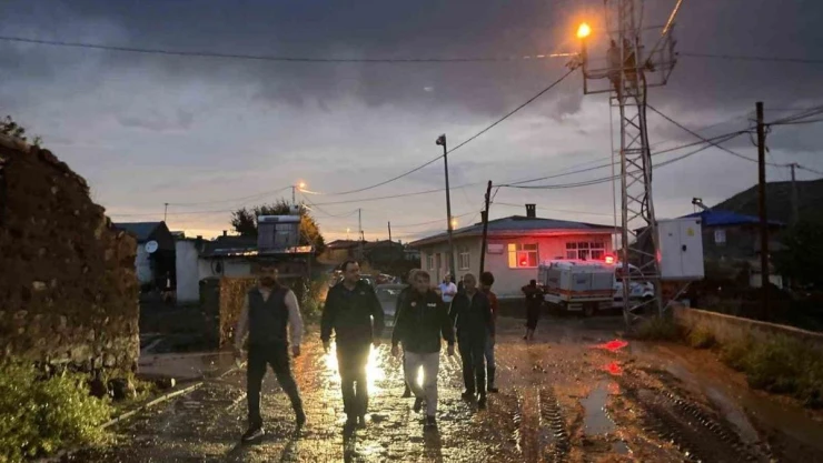 Susuz'da bir köy selden zarar gördü