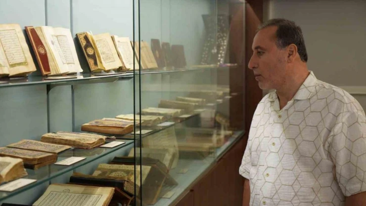 Tarihi el yazma mushaflar onun elinde tamir oluyor