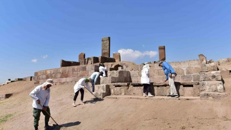 Tarihi mezarlıkta Birinci Dünya Savaşı'nda oluşan tahribatın izleri siliniyor