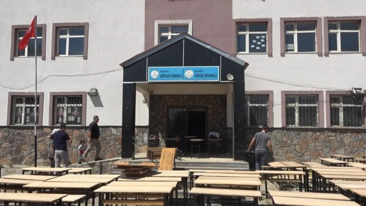 Tatile gitmeyen öğretmenler okul sıralarını yeniledi