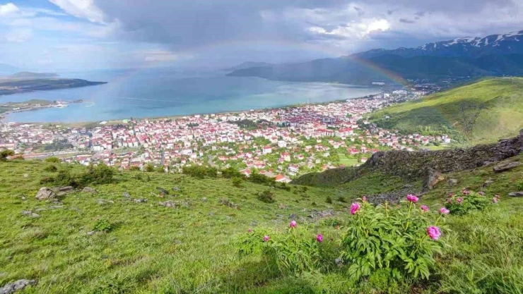 Tatvan'da gökkuşağı renk cümbüşü oluşturdu