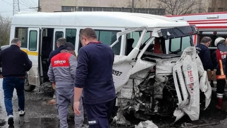 Tavşanlı'da işçi servisi tıra çarptı: 9 yaralı