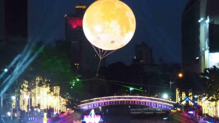 Tayland'da 'Yüzen Fener Festivali' renkli görüntüler oluşturdu