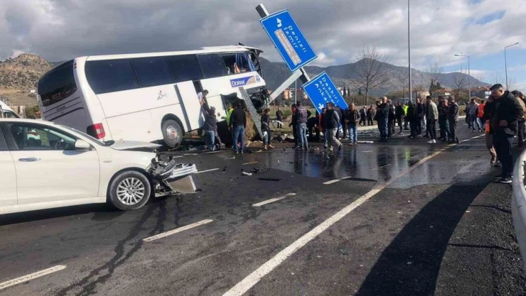 Taylandlı turistler ölümden döndü: 4'ü ağır 20 yaralı