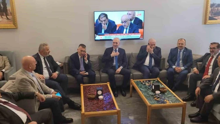 TBMM Başkanı Kurtulmuş, Meclis'te milletvekillerine ve basın mensuplarına baklava ikram etti