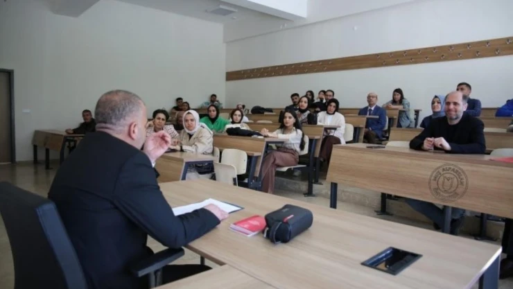 Tecrübeli gazeteci, öğrencilerle bir araya geldi