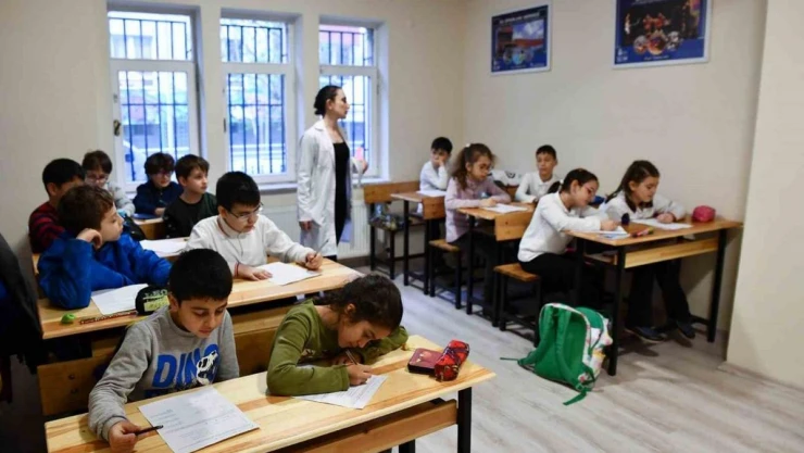 Tepebaşı Belediyesi öğrencilerin yanında