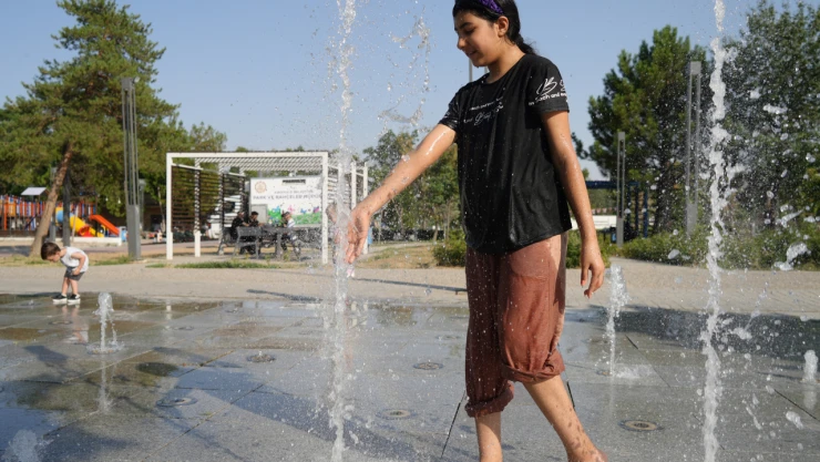Termometreler 40 dereceyi gösterdi, vatandaşlar gölgeliklerde vakit geçirdi