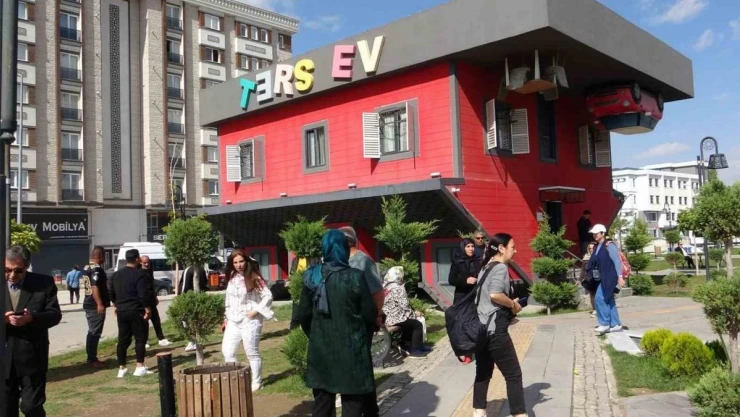 Ters evi 300 bin kişi ziyaret etti
