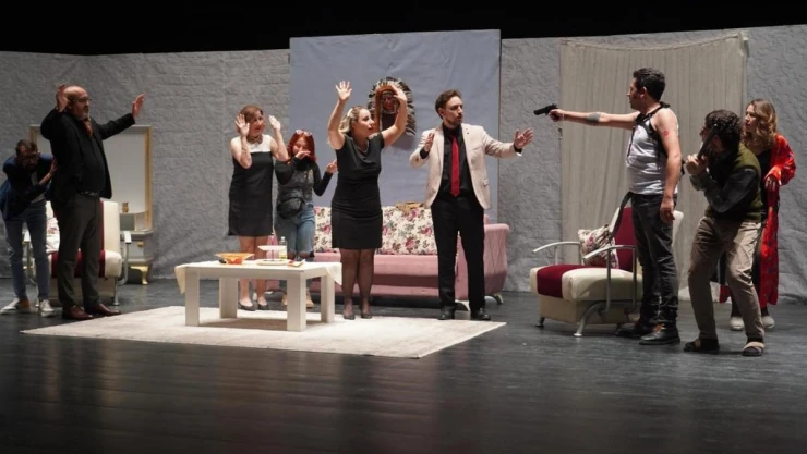 Tiyatro oyunu izleyenleri hayran bıraktı