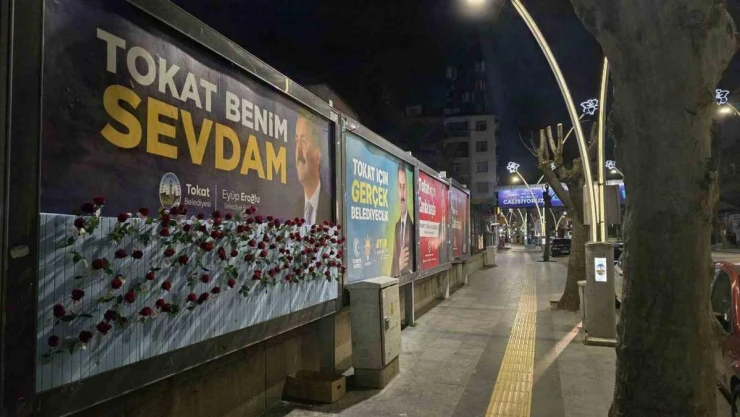 Tokat Belediye Başkanı Eroğlu'ndan hemşehrilerine gül jesti
