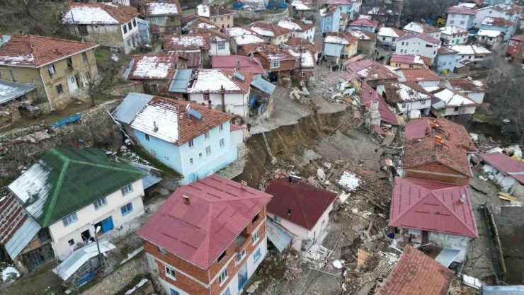 Tokat'ta toprak kayması sonucu birçok evin yıkıldığı köyle ilgili korkutan iddia
