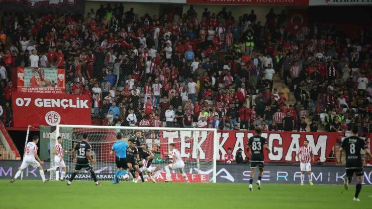 Trendyol Süper Lig: Antalyaspor: 0 - Beşiktaş: 0 (Maç devam ediyor)