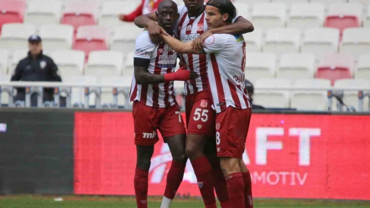 Trendyol Süper Lig: E.Y. Sivasspor: 1 - Y. Adana Demirspor: 0 (İlk yarı)