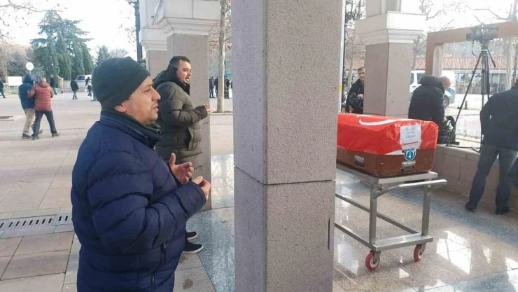 Türkiye'de tedavi gördükleri hastanede hayatını kaybeden 2 Filistinli son yolculuğuna uğurlandı