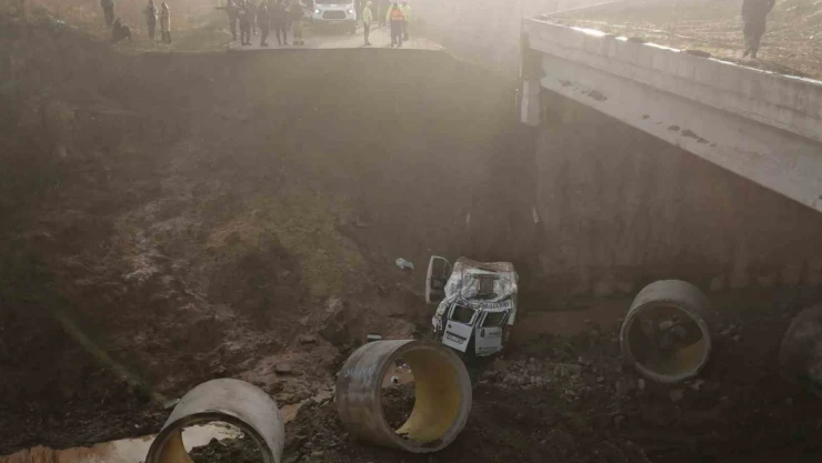 Tuzla'da servis minibüsü dere yatağına uçtu: 2 ölü, 13 yaralı