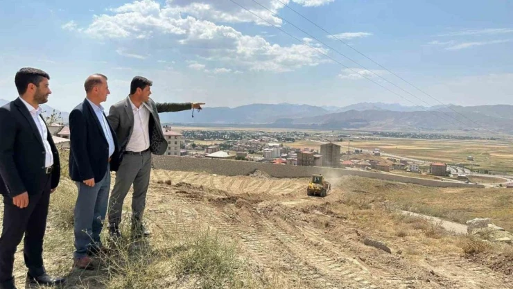 Üç muhtarın girişimiyle Yüksekova'ya 50 yıl yetecek mezarlık yapılıyor