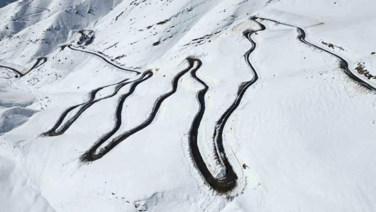 Uludere'de yılan gibi kıvrılarak ilerleyen yol kartpostallık görüntü oluşturdu