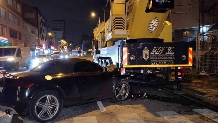 Ümraniye'de lüks otomobil park halindeki vince çarptı