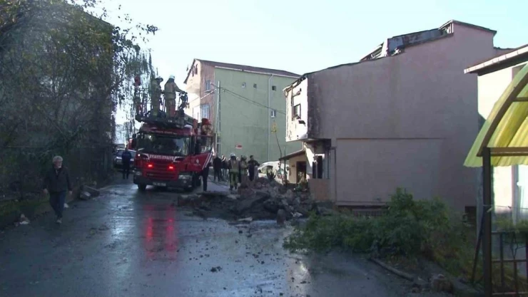 Üsküdar'da doğalgaz borusundan yükslen alevler binaya sıçradı