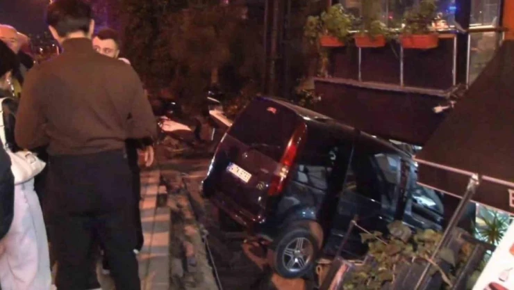 Üsküdar'da hafif ticari aracın restorana girdiği anlar kamerada