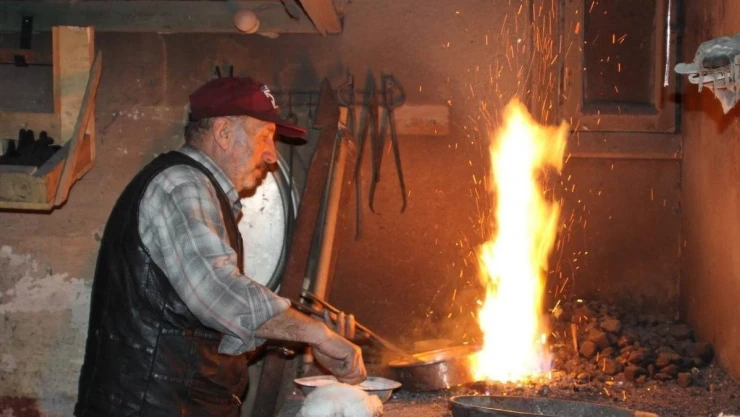 Ustasından öğrendiği mesleği yarım asırdır sürdürüyor