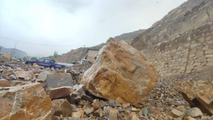 Uzundere'de yağışlı hava heyelana neden oldu