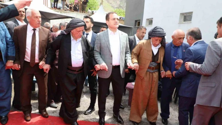 Vali Akbıyık, aşiret liderleriyle halay çekti