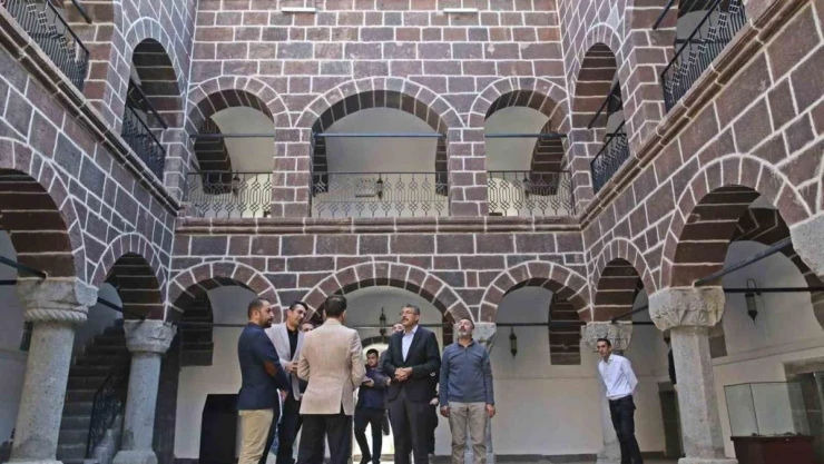 Vali Ali Çelik, medresenin girişinde bulunan kitabeleri inceledi