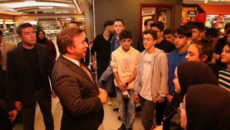 Vali Aydoğdu, öğrencilerle film izledi