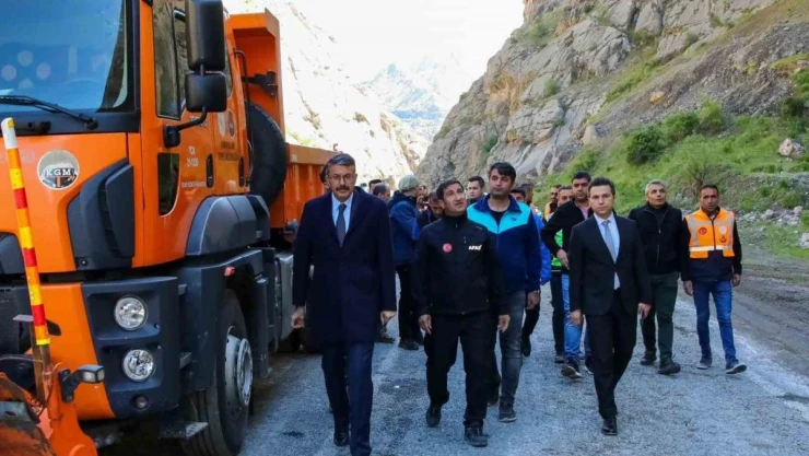 Vali Çelik, Çukurca yolundaki çalışmaları yerinde inceledi