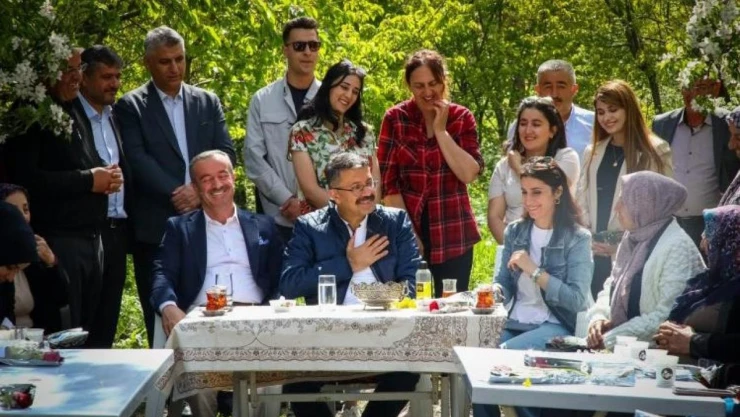 Vali Çelik kadınların kurduğu serayı ziyaret etti